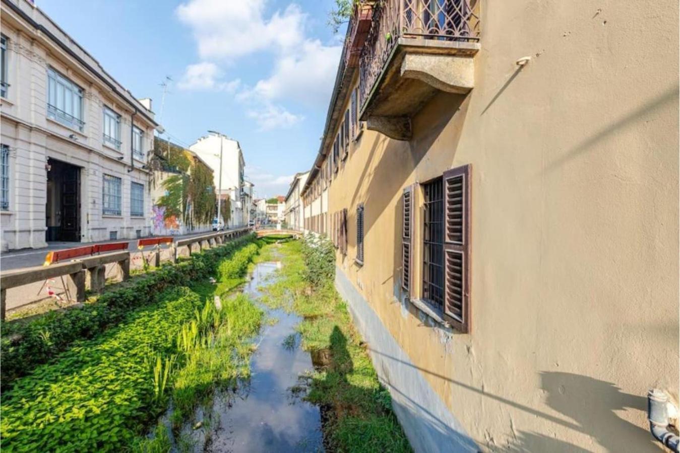 Tiny House On Water Surrounded By Greenery * Milano