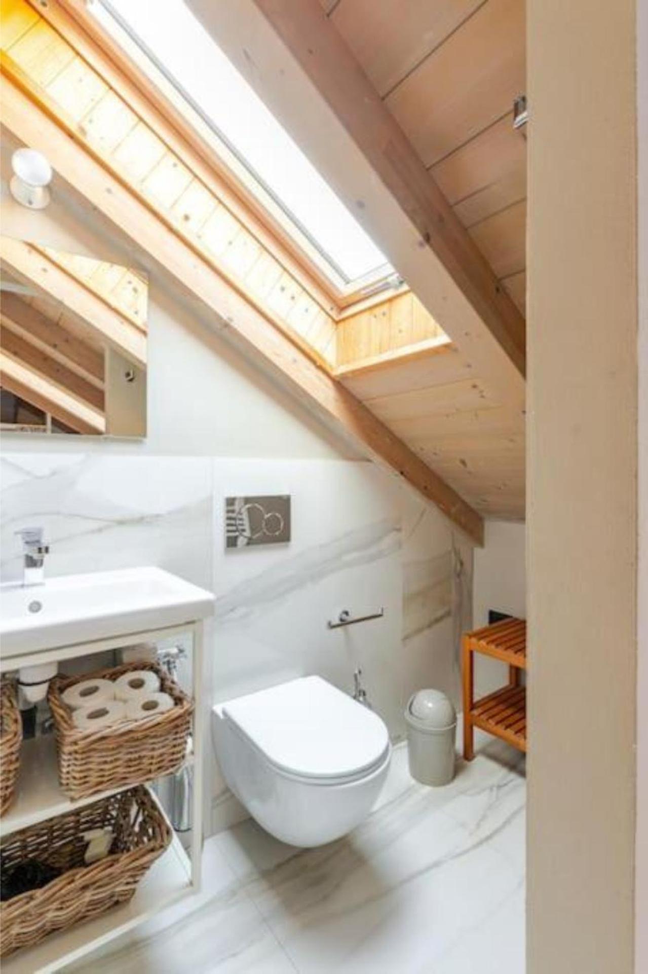 Tiny House On Water Surrounded By Greenery * Milan